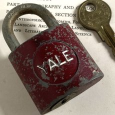 画像2: アメリカ 1950年代 ヴィンテージパドロック 古い南京錠 鍵付き YALE MADE IN U.S.A.(6.3cmX3.9cm) (2)