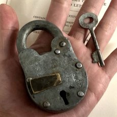 画像9: イギリス アンティークパドロック 古い南京錠 鍵付き 可愛いクマの形 ALIGARH (9.1cmX5.4cm) (9)