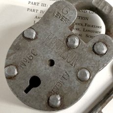 画像2: イギリス アンティークパドロック 古い南京錠 鍵付き 可愛いクマの形 HARRISON (8.6cmX5.4cm) (2)