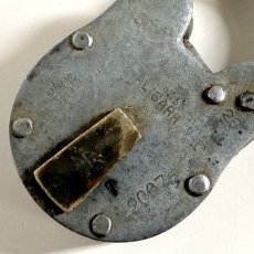 画像10: イギリス アンティークパドロック 古い南京錠 鍵付き 可愛いクマの形 ALIGARH (9.1cmX5.4cm) (10)