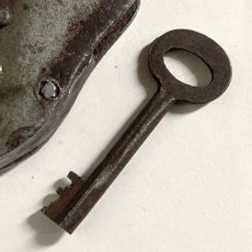 画像11: イギリス アンティークパドロック 大きな古い南京錠 鍵付き 可愛いクマの形 (10.2cmX6.5cm) (11)