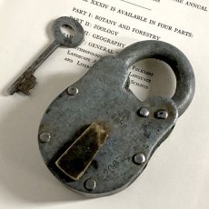 画像1: イギリス アンティークパドロック 古い南京錠 鍵付き 可愛いクマの形 ALIGARH (9.1cmX5.4cm) (1)