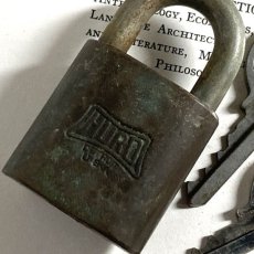 画像2: アメリカ 1950年代 ヴィンテージパドロック 古い南京錠 鍵2本付き HURO DETROIT U.S.A.(5.5cmX3.1cm) (2)