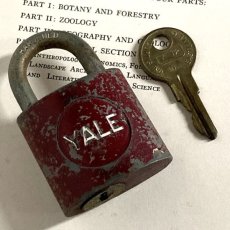画像1: アメリカ 1950年代 ヴィンテージパドロック 古い南京錠 鍵付き YALE MADE IN U.S.A.(6.3cmX3.9cm) (1)