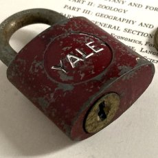 画像3: アメリカ 1950年代 ヴィンテージパドロック 古い南京錠 鍵付き YALE MADE IN U.S.A.(6.3cmX3.9cm) (3)