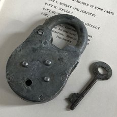 画像7: イギリス アンティークパドロック 古い南京錠 鍵付き 可愛いクマの形 ALIGARH (9.1cmX5.4cm) (7)