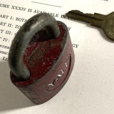 画像8: アメリカ 1950年代 ヴィンテージパドロック 古い南京錠 鍵付き YALE MADE IN U.S.A.(6.3cmX3.9cm) (8)