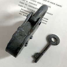 画像8: イギリス アンティークパドロック 古い南京錠 鍵付き 可愛いクマの形 ALIGARH (9.1cmX5.4cm) (8)