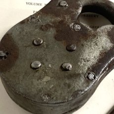 画像12: イギリス アンティークパドロック 大きな古い南京錠 鍵付き 可愛いクマの形 (10.2cmX6.5cm) (12)