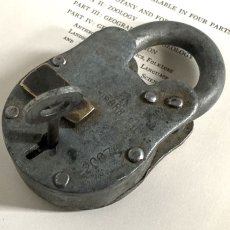 画像3: イギリス アンティークパドロック 古い南京錠 鍵付き 可愛いクマの形 ALIGARH (9.1cmX5.4cm) (3)