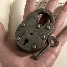 画像9: イギリス アンティークパドロック 古い南京錠 鍵付き 可愛いクマの形 HARRISON (8.6cmX5.4cm) (9)