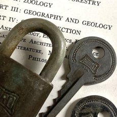 画像3: アメリカ 1950年代 ヴィンテージパドロック 古い南京錠 鍵2本付き HURO DETROIT U.S.A.(5.5cmX3.1cm) (3)