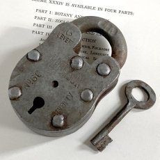 画像1: イギリス アンティークパドロック 古い南京錠 鍵付き 可愛いクマの形 HARRISON (8.6cmX5.4cm) (1)