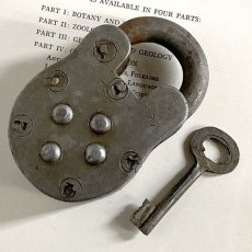 画像7: イギリス アンティークパドロック 古い南京錠 鍵付き 可愛いクマの形 HARRISON (8.6cmX5.4cm) (7)