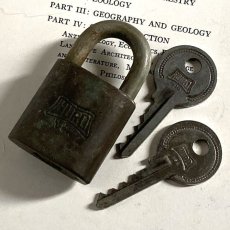 画像1: アメリカ 1950年代 ヴィンテージパドロック 古い南京錠 鍵2本付き HURO DETROIT U.S.A.(5.5cmX3.1cm) (1)