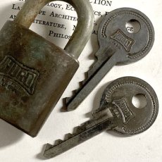 画像4: アメリカ 1950年代 ヴィンテージパドロック 古い南京錠 鍵2本付き HURO DETROIT U.S.A.(5.5cmX3.1cm) (4)