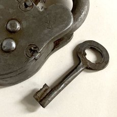 画像8: イギリス アンティークパドロック 古い南京錠 鍵付き 可愛いクマの形 HARRISON (8.6cmX5.4cm) (8)