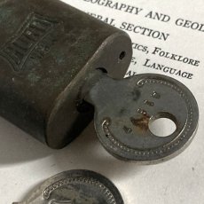 画像7: アメリカ 1950年代 ヴィンテージパドロック 古い南京錠 鍵2本付き HURO DETROIT U.S.A.(5.5cmX3.1cm) (7)