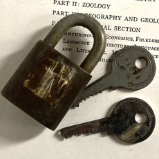 画像9: アメリカ 1950年代 ヴィンテージパドロック 古い南京錠 鍵2本付き HURO DETROIT U.S.A.(5.5cmX3.1cm) (9)