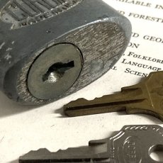 画像6: アメリカ 1950年代 ヴィンテージパドロック 古い南京錠 鍵2本付き CORBIN MADE IN U.S.A.(7.1cmX4.2cm) (6)