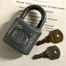 画像1: アメリカ 1950年代 ヴィンテージパドロック 古い南京錠 鍵2本付き CORBIN MADE IN U.S.A.(7.1cmX4.2cm) (1)