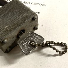 画像6: アメリカ 1950年代 ヴィンテージパドロック 古い南京錠 鍵付き MASTER LOCK Co MILWAUKEE(5.0cmX3.7cm) (6)