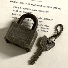 画像1: アメリカ 1950年代 ヴィンテージパドロック 古い南京錠 鍵付き MASTER LOCK Co MILWAUKEE(5.0cmX3.7cm) (1)