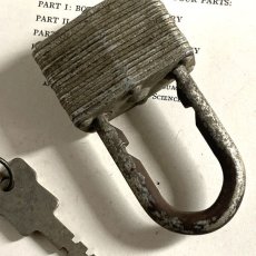 画像11: アメリカ 1950年代 ヴィンテージパドロック 古い南京錠 鍵2本付き MASTER LOCK(8.1cmX4.4cm) (11)