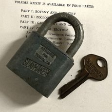 画像1: アメリカ 1950年代 ヴィンテージパドロック 古い南京錠 鍵付き SLAYMAKER(7.2cmX4.6cm) (1)