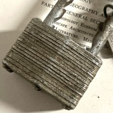 画像2: アメリカ 1950年代 ヴィンテージパドロック 古い南京錠 鍵2本付き MASTER LOCK(8.1cmX4.4cm) (2)