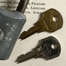 画像4: アメリカ 1950年代 ヴィンテージパドロック 古い南京錠 鍵2本付き CORBIN MADE IN U.S.A.(7.1cmX4.2cm) (4)