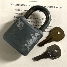 画像9: アメリカ 1950年代 ヴィンテージパドロック 古い南京錠 鍵2本付き CORBIN MADE IN U.S.A.(7.1cmX4.2cm) (9)