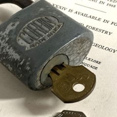 画像7: アメリカ 1950年代 ヴィンテージパドロック 古い南京錠 鍵2本付き CORBIN MADE IN U.S.A.(7.1cmX4.2cm) (7)