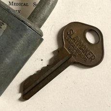 画像4: アメリカ 1950年代 ヴィンテージパドロック 古い南京錠 鍵付き SLAYMAKER(7.2cmX4.6cm) (4)