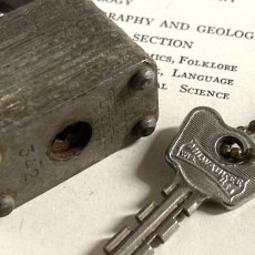 画像5: アメリカ 1950年代 ヴィンテージパドロック 古い南京錠 鍵付き MASTER LOCK Co MILWAUKEE(5.0cmX3.7cm) (5)