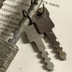画像4: アメリカ 1950年代 ヴィンテージパドロック 古い南京錠 鍵2本付き MASTER LOCK(8.1cmX4.4cm) (4)
