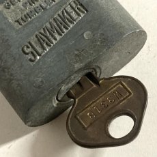 画像6: アメリカ 1950年代 ヴィンテージパドロック 古い南京錠 鍵付き SLAYMAKER(7.2cmX4.6cm) (6)