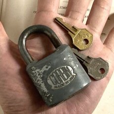画像10: アメリカ 1950年代 ヴィンテージパドロック 古い南京錠 鍵2本付き CORBIN MADE IN U.S.A.(7.1cmX4.2cm) (10)