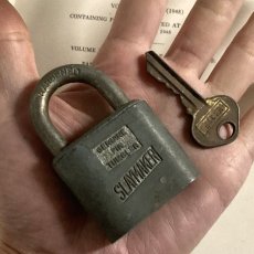 画像10: アメリカ 1950年代 ヴィンテージパドロック 古い南京錠 鍵付き SLAYMAKER(7.2cmX4.6cm) (10)
