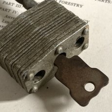 画像6: アメリカ 1950年代 ヴィンテージパドロック 古い南京錠 鍵2本付き MASTER LOCK(8.1cmX4.4cm) (6)