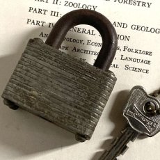 画像2: アメリカ 1950年代 ヴィンテージパドロック 古い南京錠 鍵付き MASTER LOCK Co MILWAUKEE(5.0cmX3.7cm) (2)