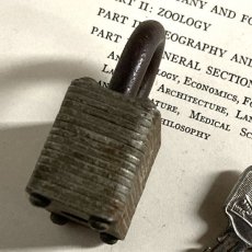画像4: アメリカ 1950年代 ヴィンテージパドロック 古い南京錠 鍵付き MASTER LOCK Co MILWAUKEE(5.0cmX3.7cm) (4)