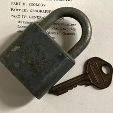 画像9: アメリカ 1950年代 ヴィンテージパドロック 古い南京錠 鍵付き SLAYMAKER(7.2cmX4.6cm) (9)