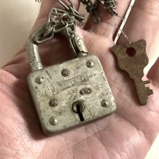画像9: アメリカ 1950年代 ヴィンテージパドロック 古い南京錠 鍵付き MASTER 55(5.5cmX3.7cm) (9)
