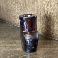 画像2: イギリス OXO アンバー アンティークボトル 小さくて可愛いミニサイズ(約5.4cm) (2)