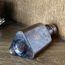 画像6: イギリス アンティーク アンバーガラス瓶 三角柱(約10.3cm) (6)