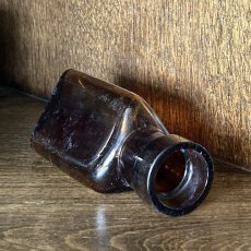 画像5: イギリス アンティーク アンバーガラス瓶 三角柱(約10.3cm) (5)
