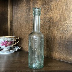 画像1: イギリス アンティークガラス瓶 ガラスボトル YORKSHIRE(約18.5cm) (1)