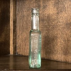 画像4: イギリス アンティークガラス瓶 HOE'S SAUCE (高さ約19.2cm) (4)