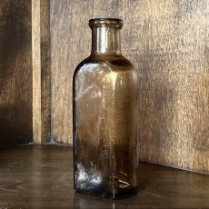 画像4: イギリス THE MALTINE LONDON アンティーク アンバーガラス瓶 (約高さ17.0cm) (4)